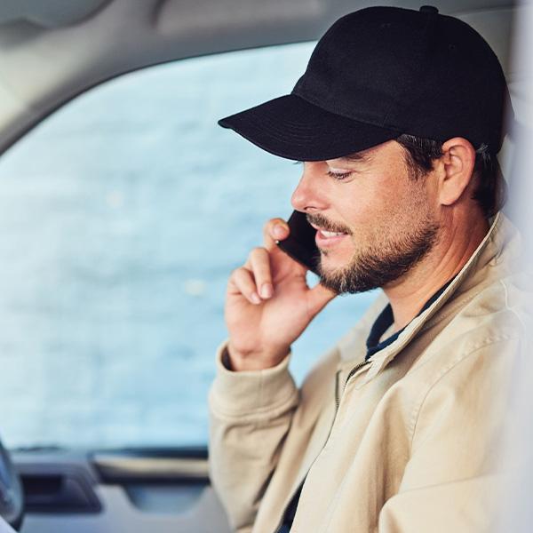 Mężczyzna rozmawiający przez telefon